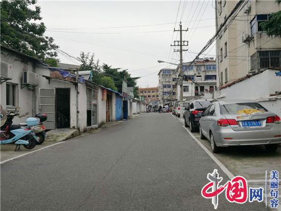 句容城管：停车泊位漆划出新 缓解市民停车难题