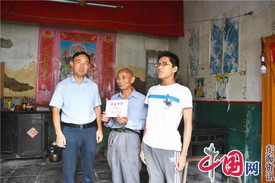 兴化市中堡镇党委主要领导看望慰问贫困大学生