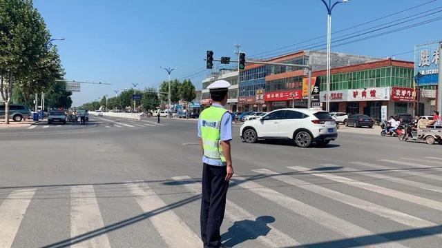 开学季 开学第一天！河北武邑交警的护学模式“准时上线”！