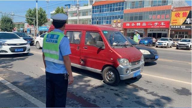 开学季 开学第一天！河北武邑交警的护学模式“准时上线”！