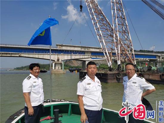 盱眙交通综合执法大队为淮河大桥老桥主跨拆除工作保驾护航