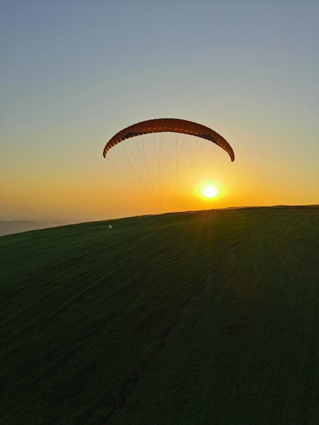 长沙滑翔伞网红打卡新坐标，领略天空的魅力，——长沙滑翔伞圣地龙华山！