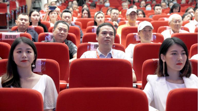 电影《凤凰的微笑》发布会在南宁举行