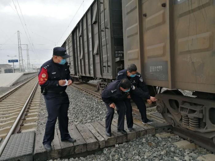 新立屯车站派出所党支部组织全体民警进行实战大练兵活动