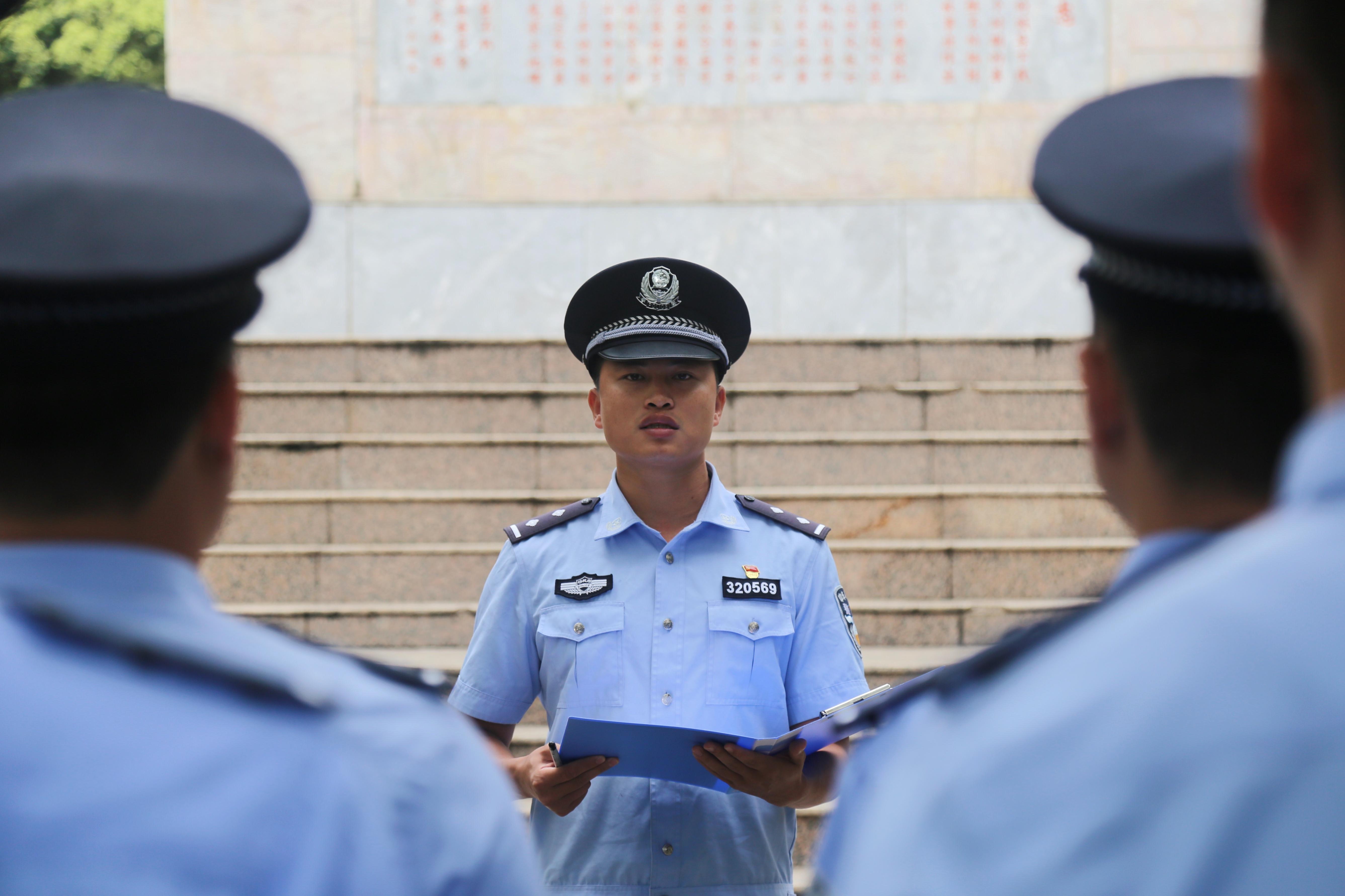 烈士纪念日，广西大新边境管理警察向英烈致敬