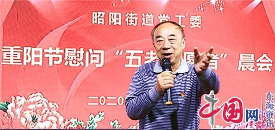 兴化昭阳街道党工委向“五老”志愿者“送祝福”