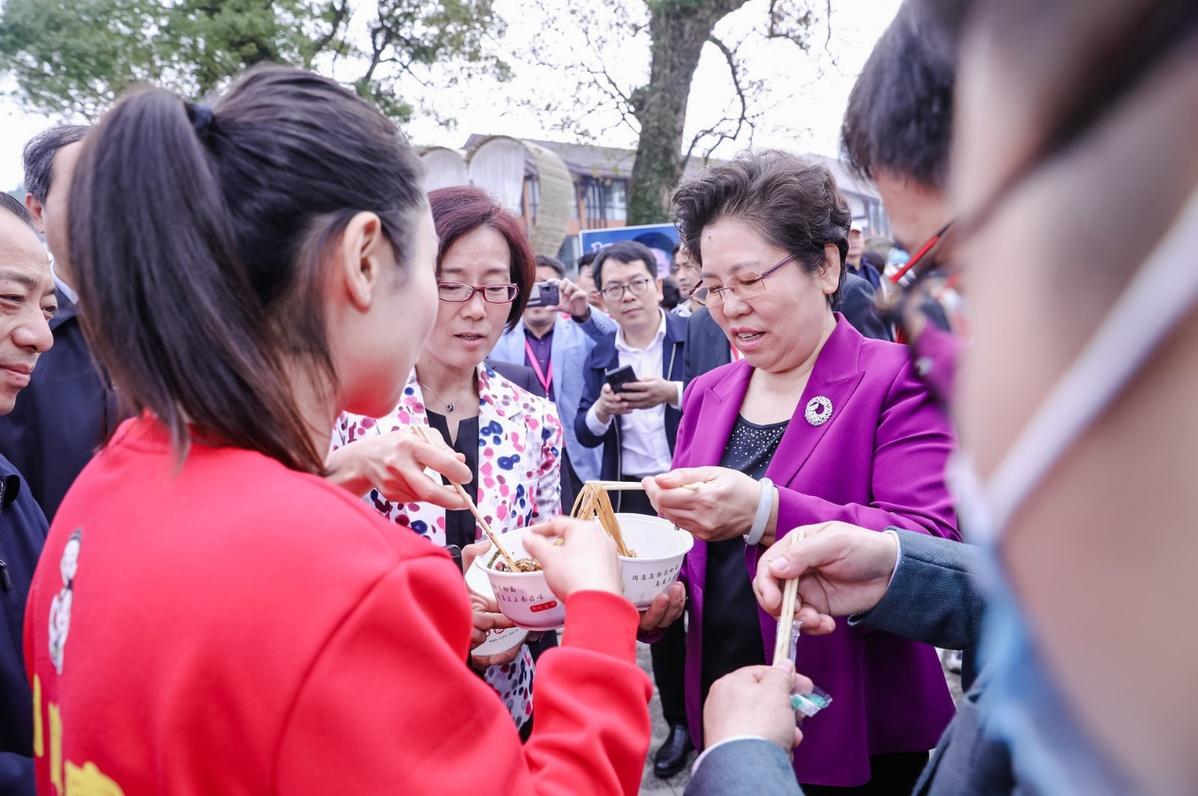 首日8万人现场品购美食 第三届中国赣菜美食文化节火爆宜春