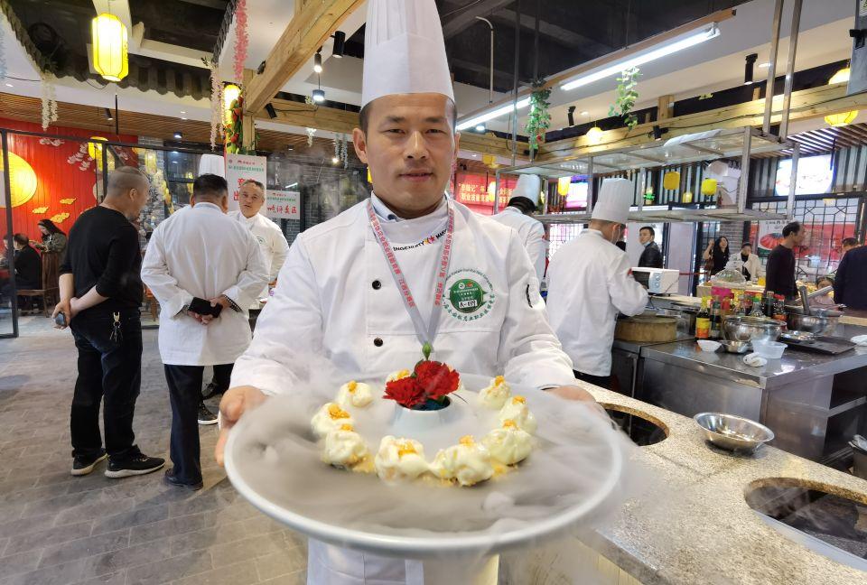 首日8万人现场品购美食 第三届中国赣菜美食文化节火爆宜春