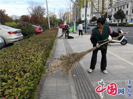 句容城管局园林管理中心：深秋落叶纷飞 清扫工作正忙!