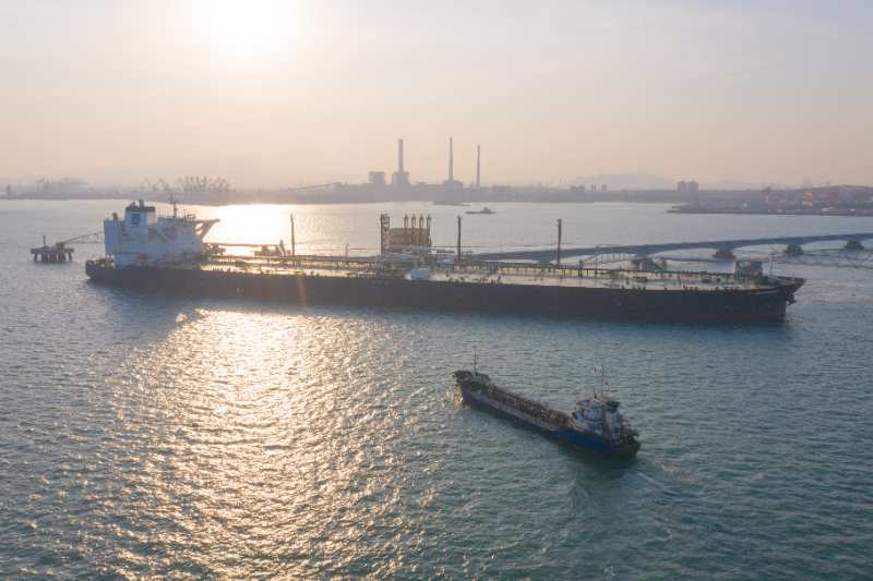 山东港口青岛港正式开启大型油轮在泊位供油服务