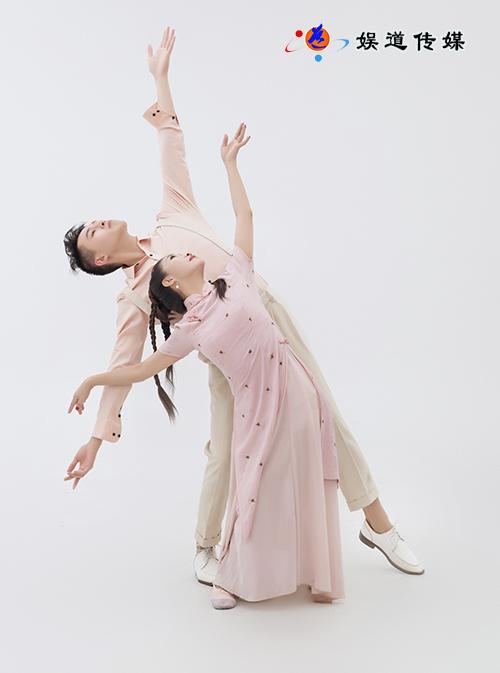 舞蹈家夏冰最新舞蹈剧照：莫兰迪色的爱情拍了拍你