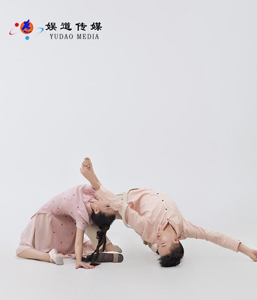 舞蹈家夏冰最新舞蹈剧照：莫兰迪色的爱情拍了拍你