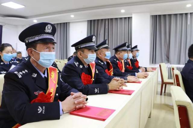 喀什市公安局举办“无悔从警路·峥嵘岁月情”民警荣誉退休仪式