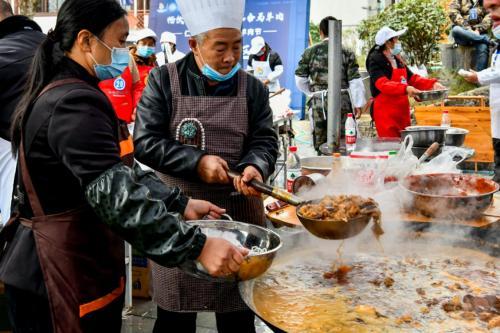 仁怀市第四届合马羊肉节成功举办，数千游客涌向羊肉小镇吃羊肉