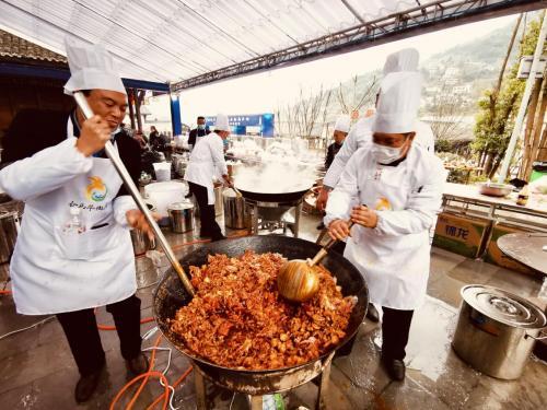 仁怀市第四届合马羊肉节成功举办，数千游客涌向羊肉小镇吃羊肉