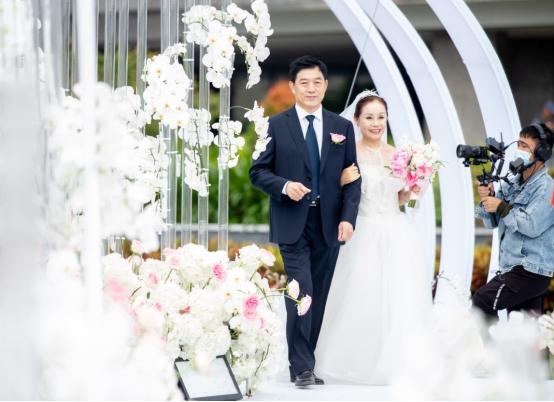 见证父母爱情 为“一代人”补办的集体婚礼——中国再生“让爱飞翔”世纪婚礼盛典在三亚举行