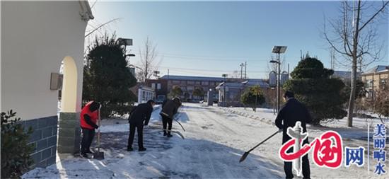 响水县黄圩镇机关干部上路扫雪保畅通