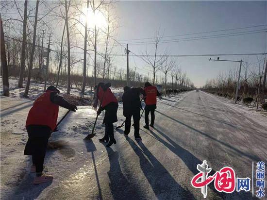 响水县黄圩镇机关干部上路扫雪保畅通