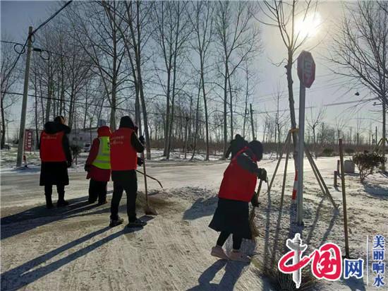 响水县黄圩镇机关干部上路扫雪保畅通