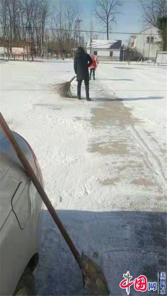 响水县黄圩镇机关干部上路扫雪保畅通