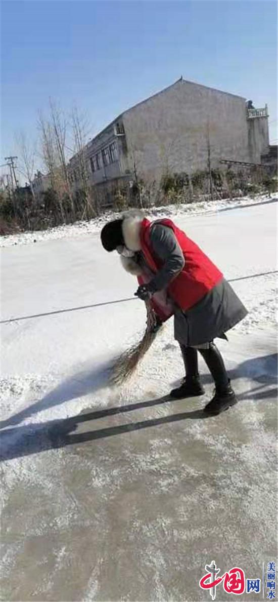 响水县黄圩镇机关干部上路扫雪保畅通