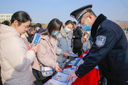 青岛市组织开展“反恐怖宣传教育进校园”活动