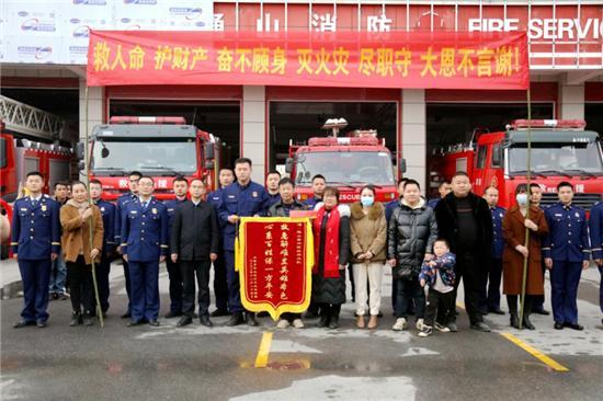 湖北咸宁：消防员冲进火海救出被困女子 家人送锦旗感谢