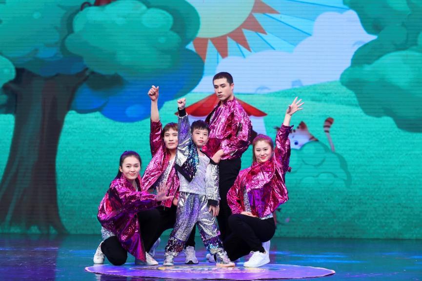 BTV春节特别节目 唐代洲暖心献唱《为了世界和平》