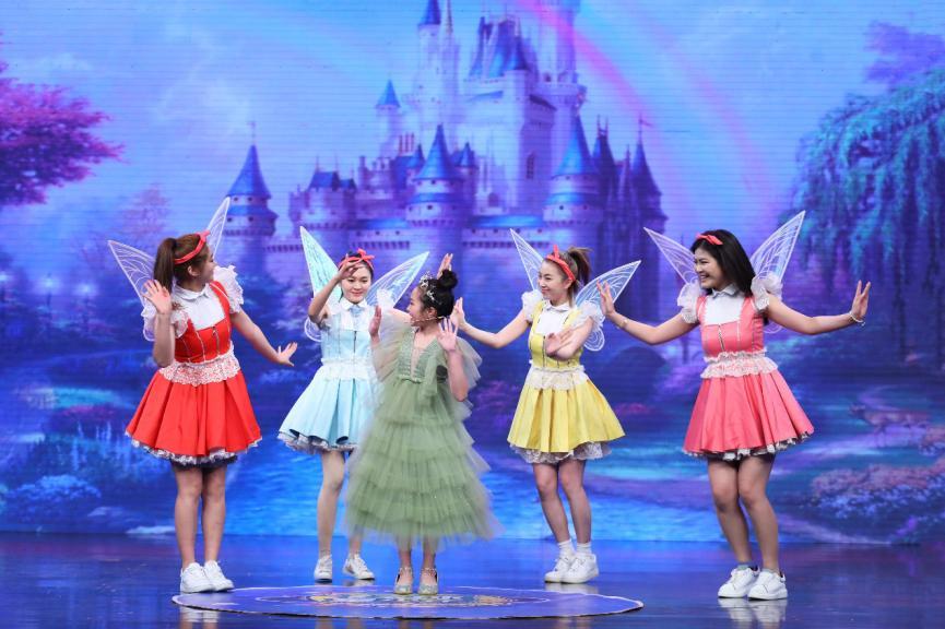 “酒窝女孩”肖若冰首登BTV春节舞台演唱《魔法世界》