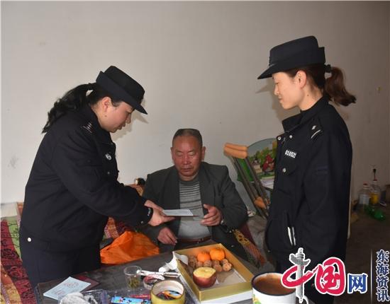 贵州福泉马场坪派出所在“万警进万家”工作中 民警送证上门为群众提供贴心服务