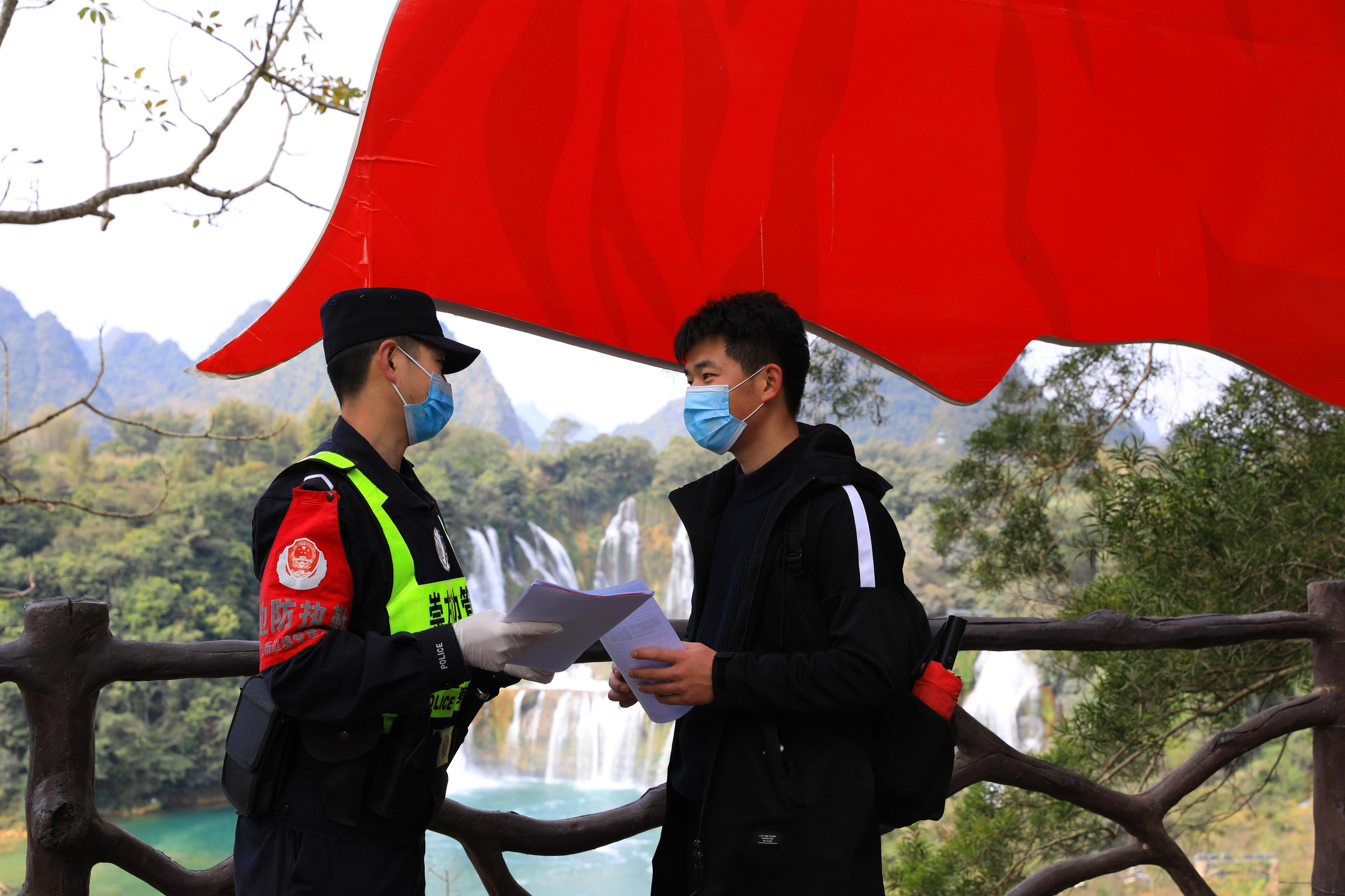 此刻所有坚守，都奔向团圆