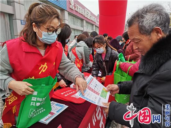 句容市城管局开展“学雷锋”垃圾分类志愿服务活动