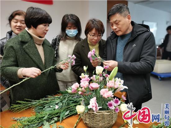 温馨有趣的花艺课 句容市图书馆“三八”妇女节活动别致新颖