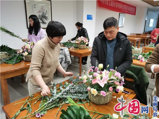 温馨有趣的花艺课 句容市图书馆“三八”妇女节活动别致新颖