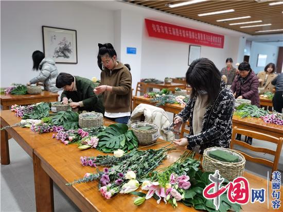 温馨有趣的花艺课 句容市图书馆“三八”妇女节活动别致新颖