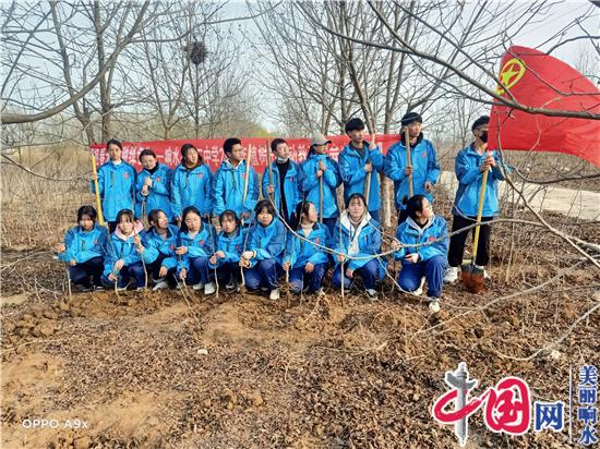 响水县第二中学把课堂移到绿化园区