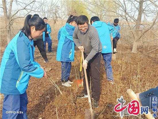 响水县第二中学把课堂移到绿化园区