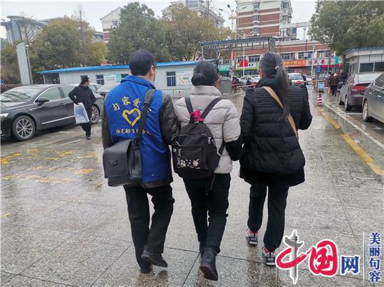 句容阳光助盲志愿服务队：温暖牵手让盲人就医更方便