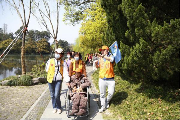 绿康旅居“耄耋春风爱心游”踏春活动温暖失能老人