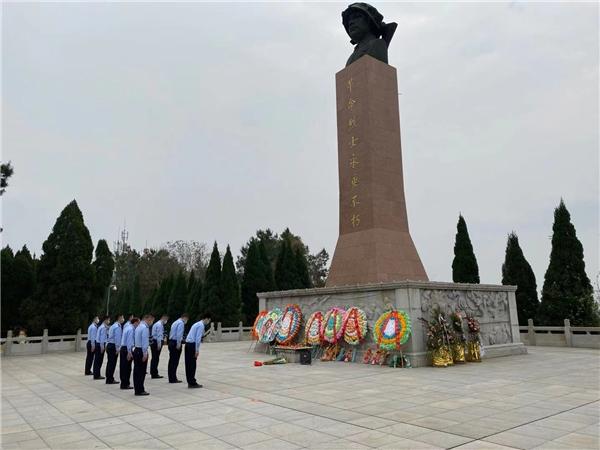 夏石边境派出所开展“缅怀先烈 学党史”清明祭扫主题党日活动