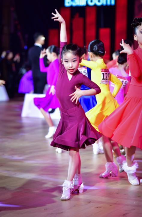 首届“和平杯”标准舞、拉丁舞全国青少年精英锦标赛在天津举办