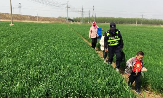 春季农民耕作忙 铁警田间送安全