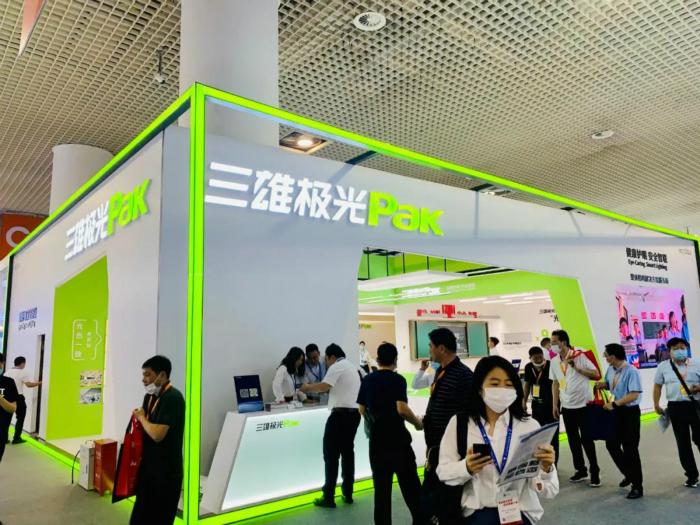 三雄极光智能“黑科技”亮相第79届中国教育装备展