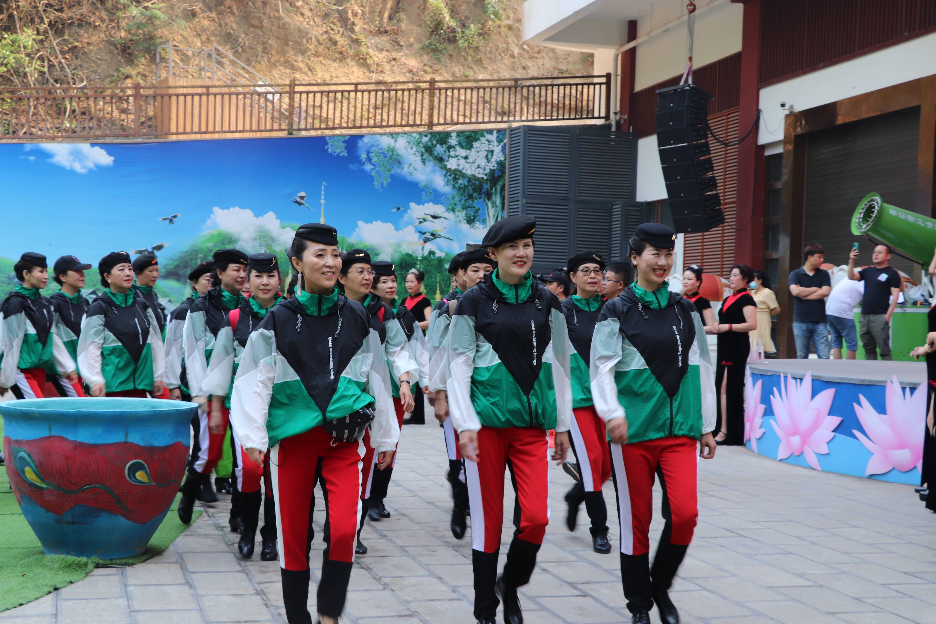慶祝建黨100周年水兵舞文藝匯演在云南西雙版納舉行