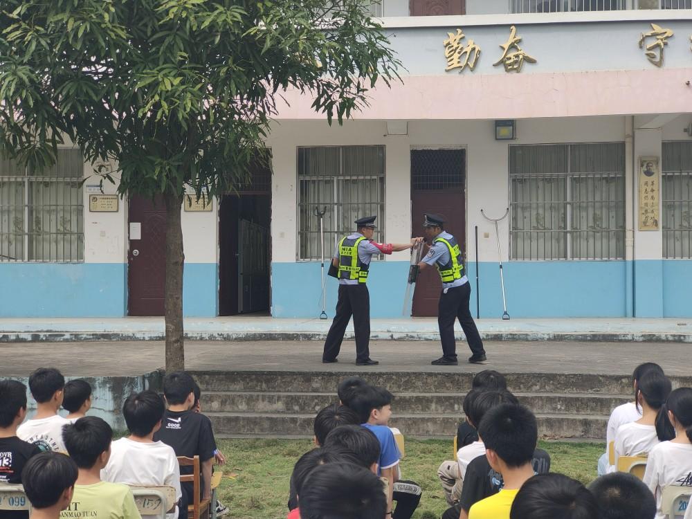 广西硕龙边境派出所联合硕龙镇中心小学开展春季学期安全防护演练