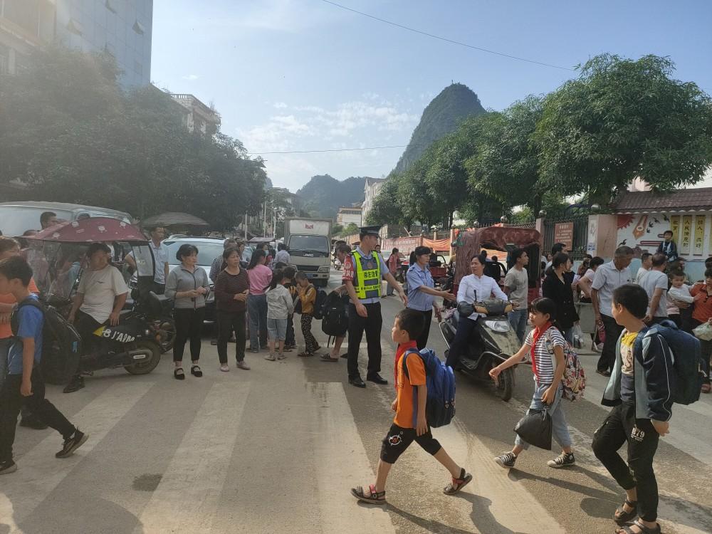 广西硕龙边境派出所联合硕龙镇中心小学开展春季学期安全防护演练