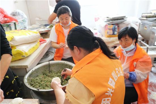 阜阳市志愿者走进养老院里开展志愿服务活动