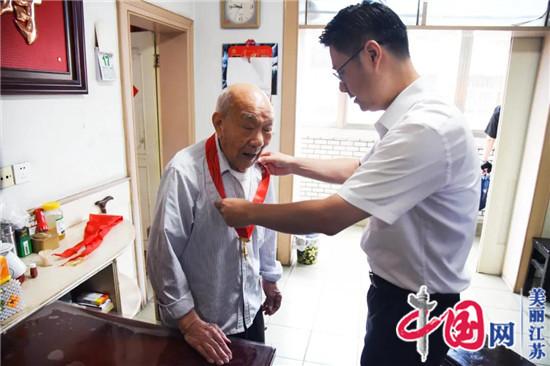 兴化市委专程为供销合作社百岁老党员赠送“光荣在党50年”纪念章