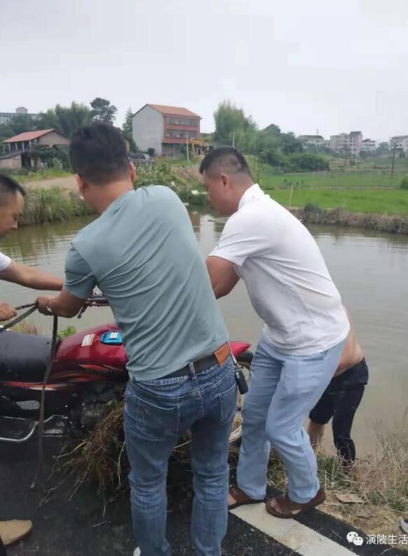 湖南衡阳县警民及时救援落水群众