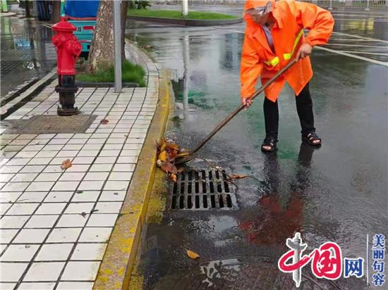 大暴雨刚过 句容600余名环卫工人走上街头忙清理